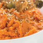 Humus met zongedroogde tomaatjes